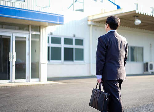 先方へ向かう営業担当
