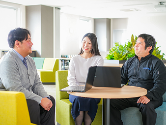 コミュニケーションスペースでの打ち合わせの様子