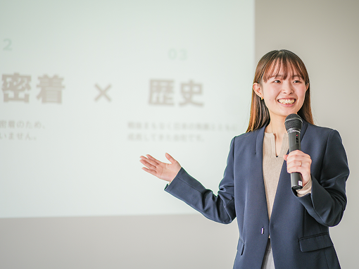 説明会を開く業務部スタッフ