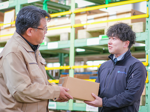 製造現場へ部品を届ける営業担当