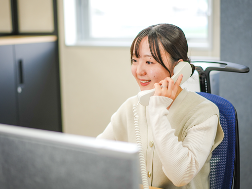 電話応対する営業アシスタント